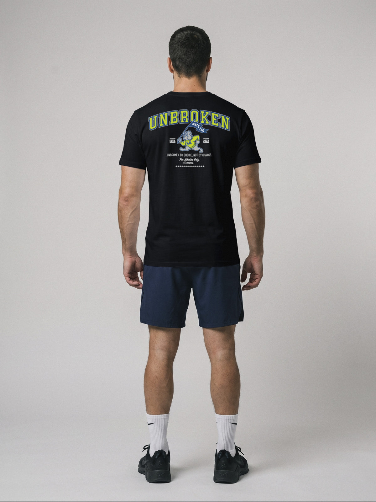 Unbroken - University - Regular Fit · Negro · modelo chico · espalda