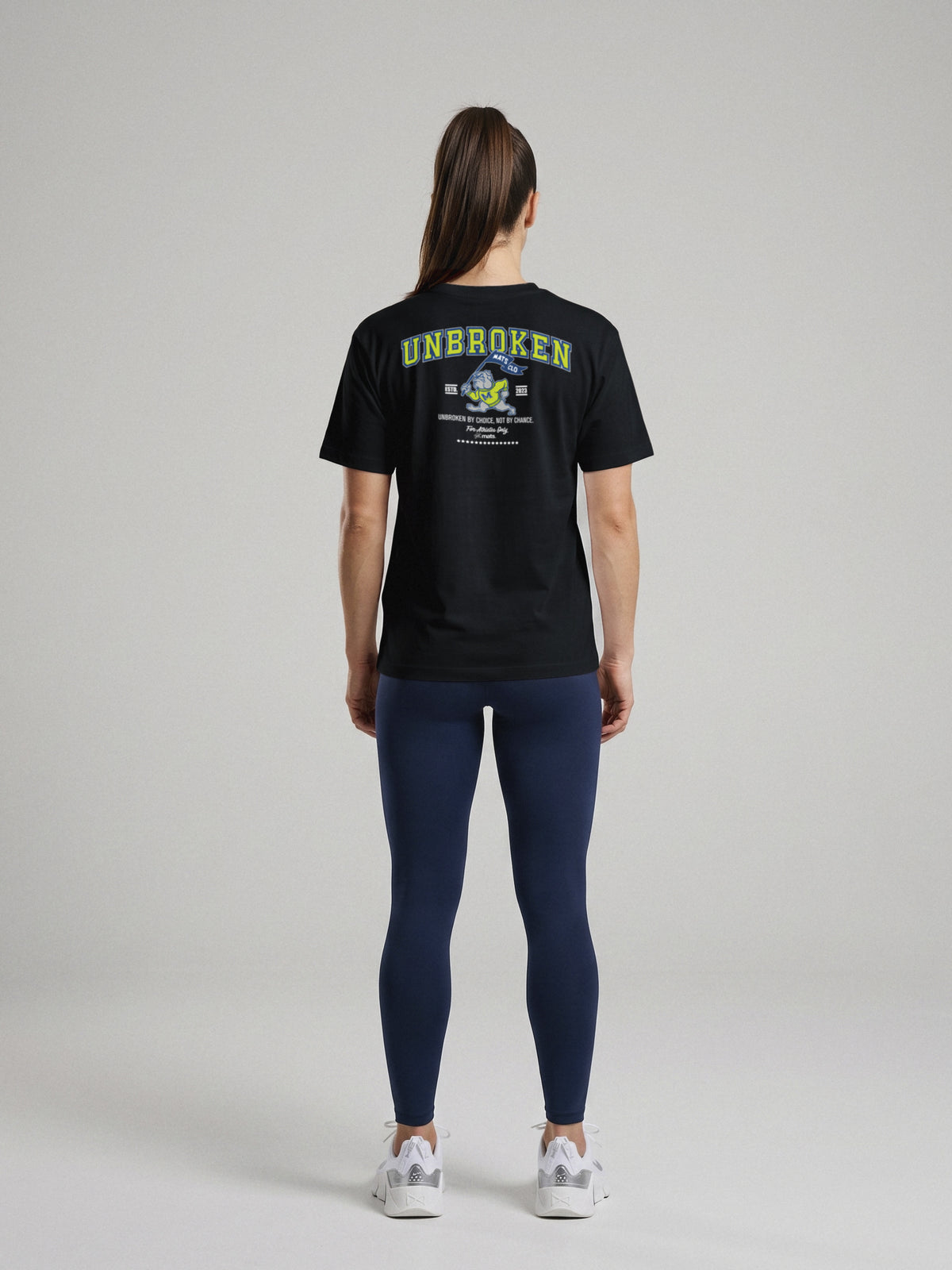 Unbroken - University - Regular Fit · Negro · modelo chica · espalda