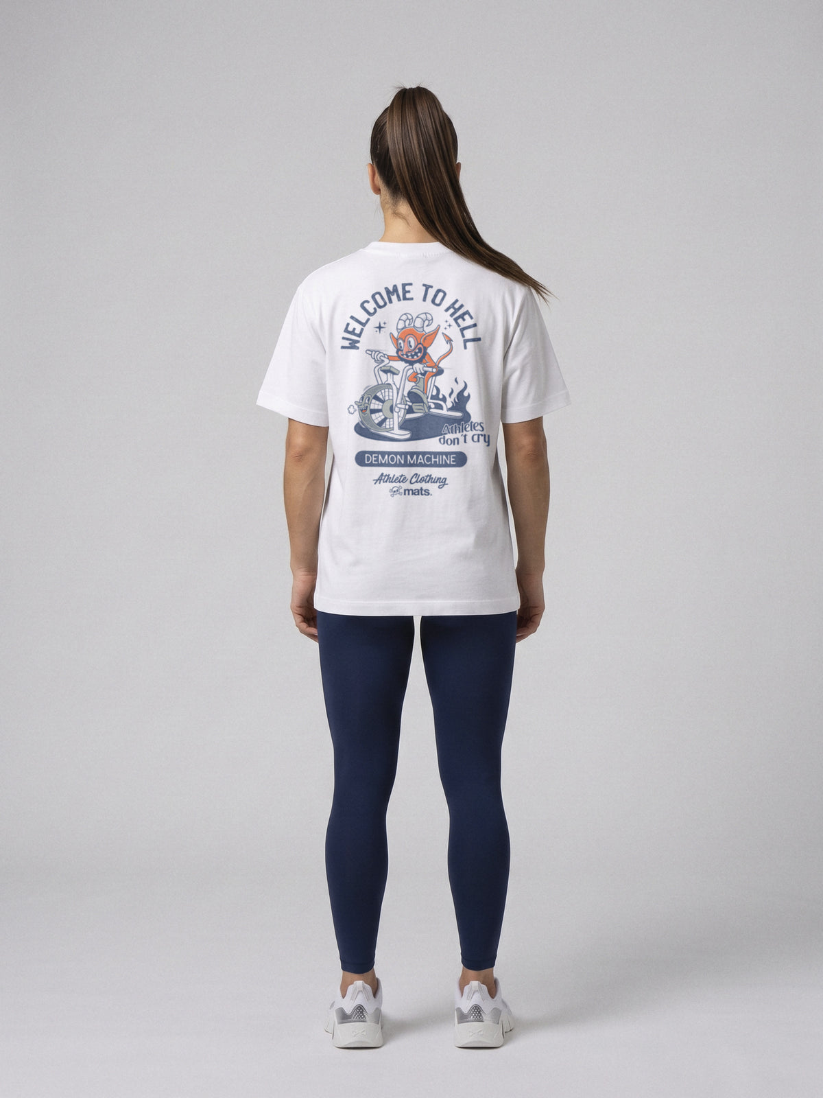 Wellcome To Hell - Oversize · Blanco · modelo chica · espalda