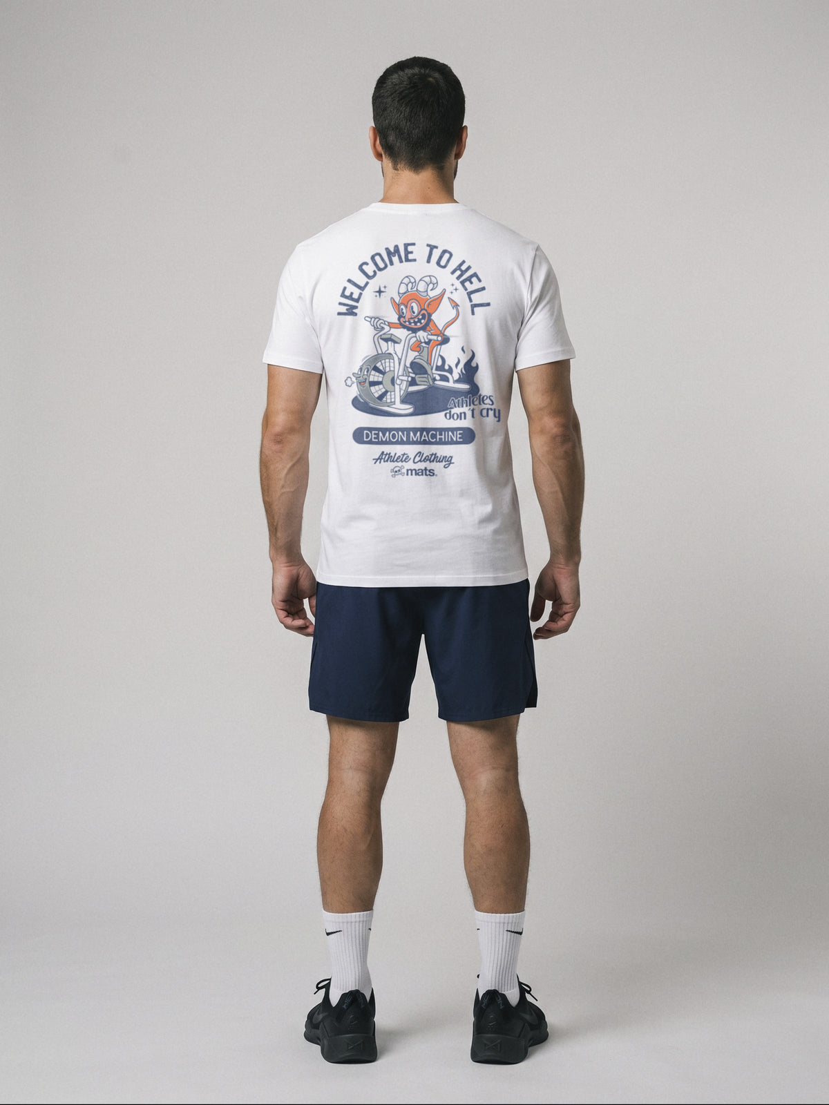 Wellcome To Hell - Regular Fit · Blanco · modelo chico · espalda