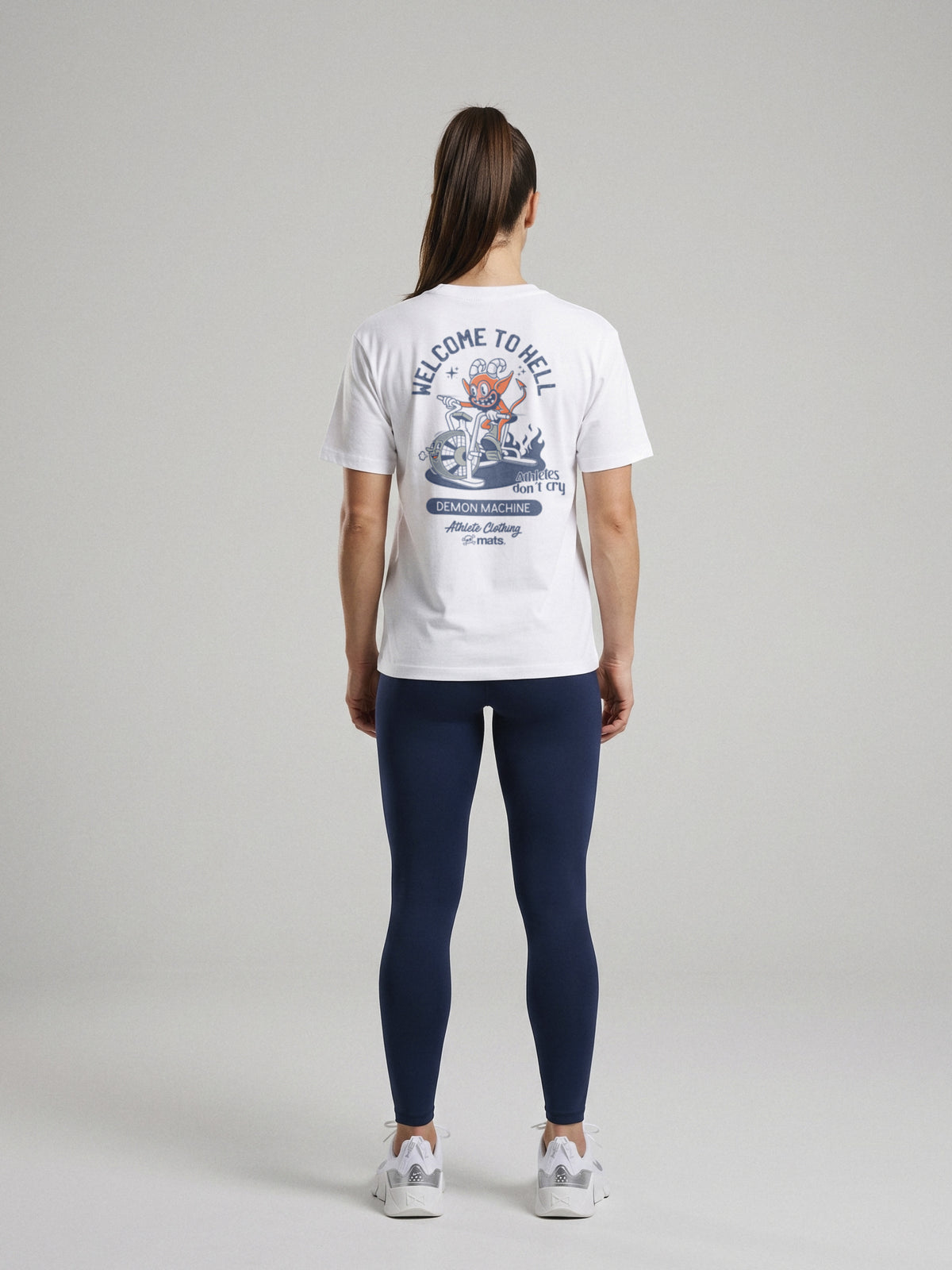 Wellcome To Hell - Regular Fit · Blanco · modelo chica · espalda